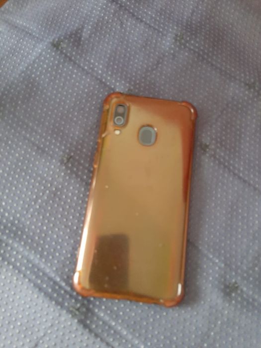 Самсунгн А40 смартфон