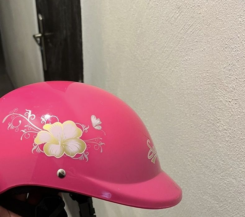 Продавам използване каски и ски обувки. Розовата е за дете за моторче