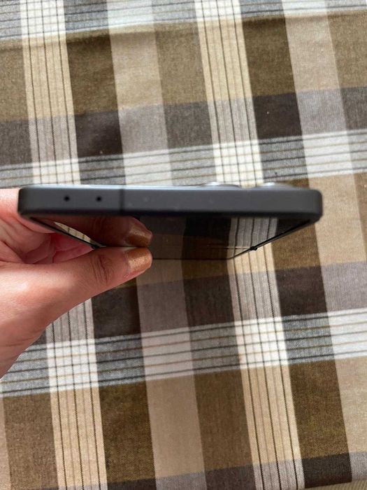 Продавам Samsung Galaxy Z Flip 7 256 GB използван 2 месеца