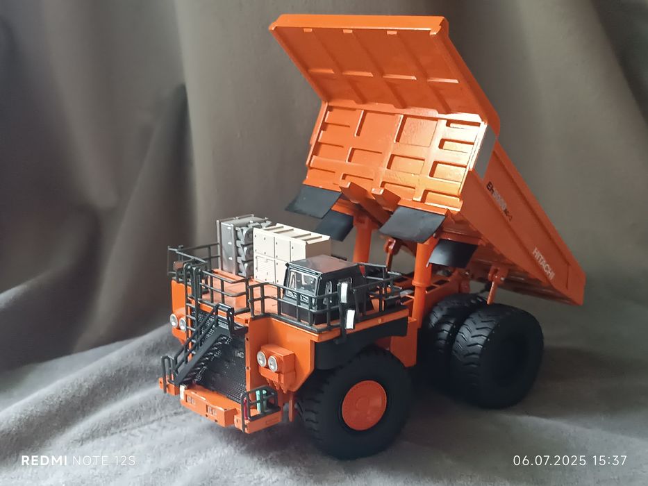 Модель коллекционная самосвал Hitachi