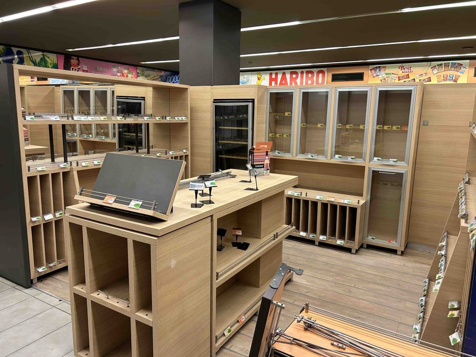 Магазинно обзавеждане луксозни стелажи
