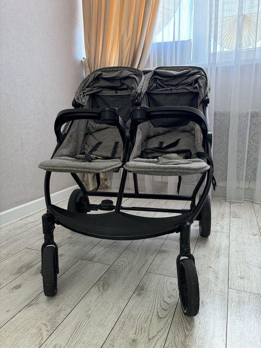 Двухместная коляска