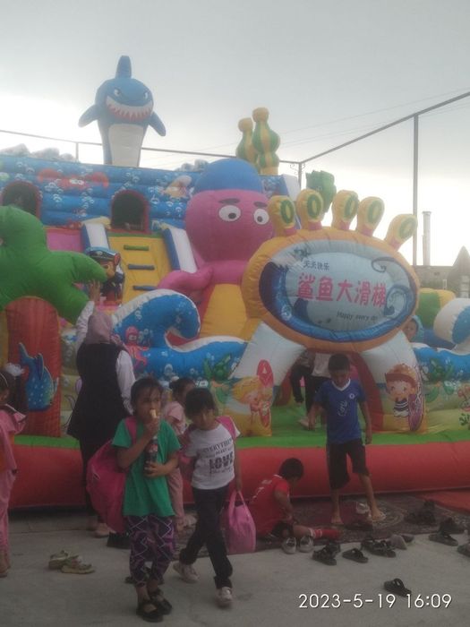 Batut, bolalar uchun oʻyingoh. Sakrash uchun moʻljallangan oʻyingoh.