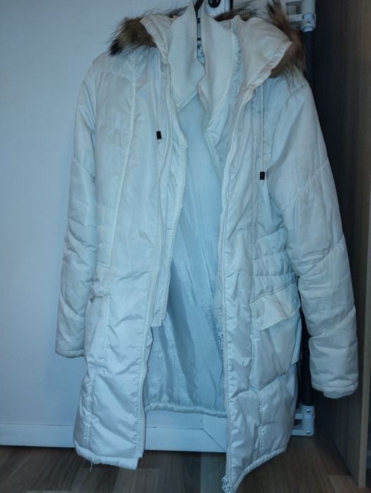 Бяло дълго зимно яке с качулка