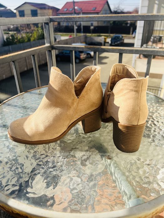 Ghete cu toc, marime 36, culoare crem