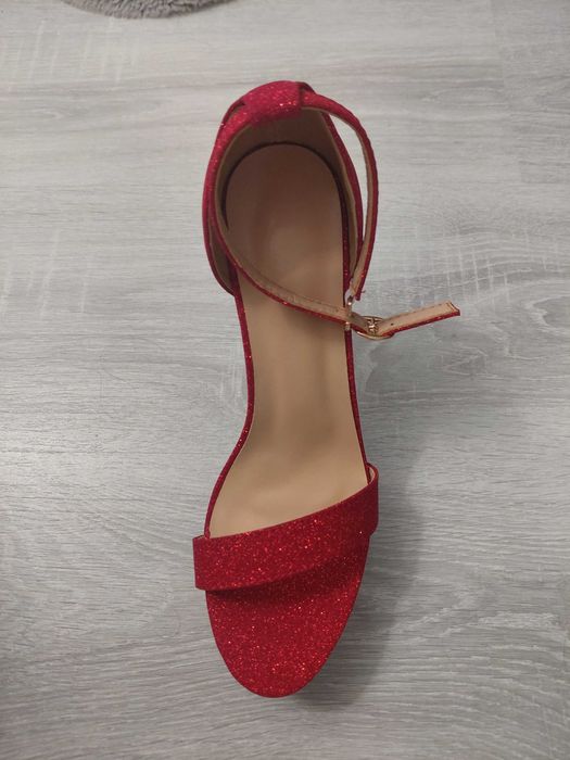 Сандали на висок ток