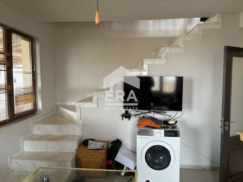 Двуетажна обзаведена къща за продажба, с двор и гараж, на 5 минути от