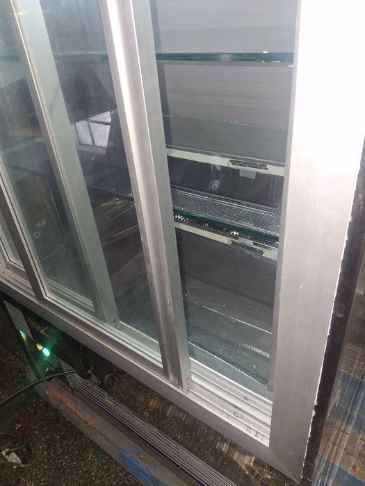 Хладилна витрина отворена