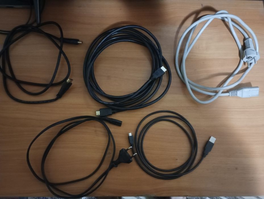 Ps3 fat, ps3 slim със 2 джойстика и около 20 игри към тях