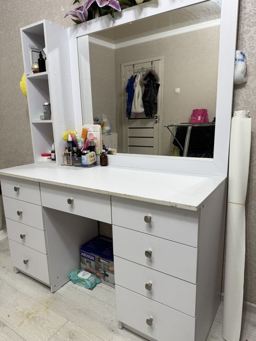 Продам туалетный столик