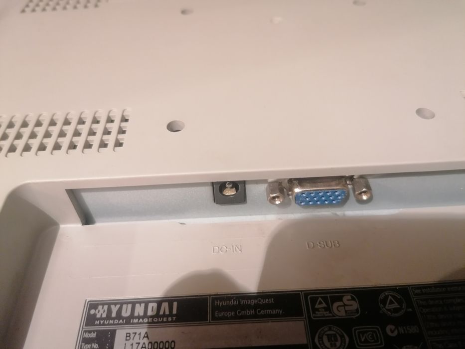 Компютър  стар. Но работи