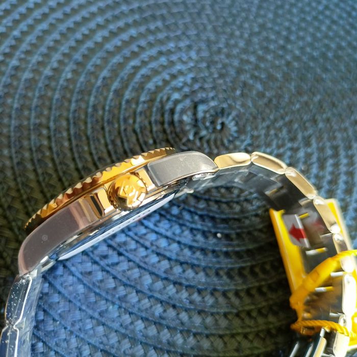 Нова Invicta, 200m, Seiko Caliber/Hattori/TMI C32 кварц, корона на винт
