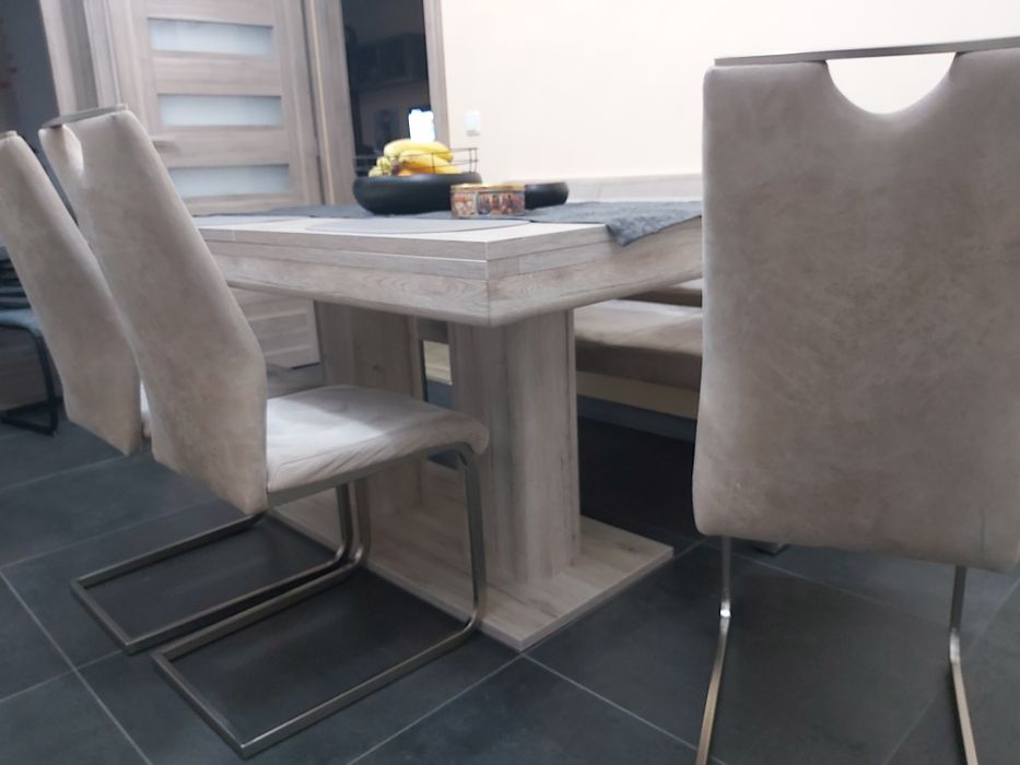 Vând scaune si banca pentru masa bucatarie.