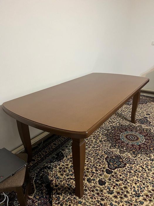 Обеденный прямоугольный стол.