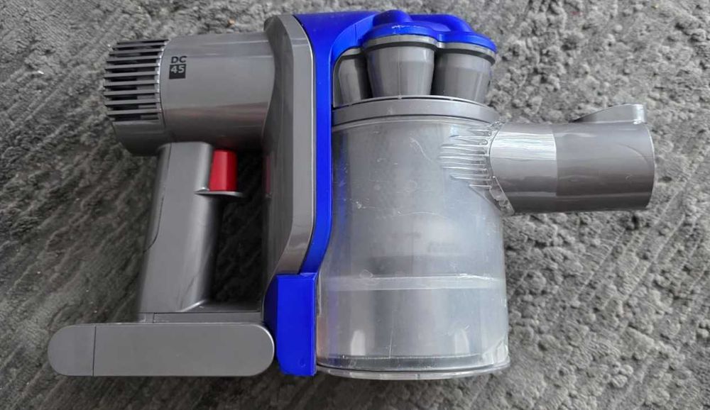 Aspirator vertical Dyson DC45. bateria originala, incarcatorul original, teava si perie motorizata
