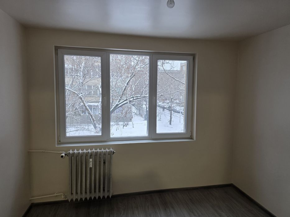 Vand apartamet 3 camere,etaj 1 ,crihala