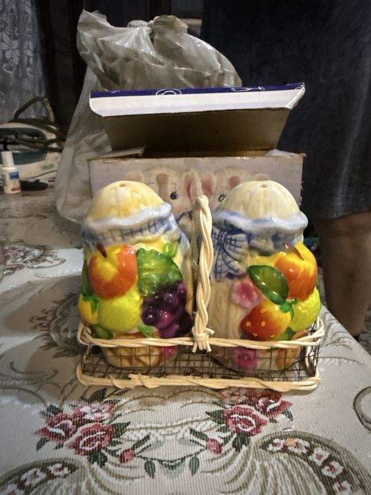 Сервизы, перечница и солнока, креманки