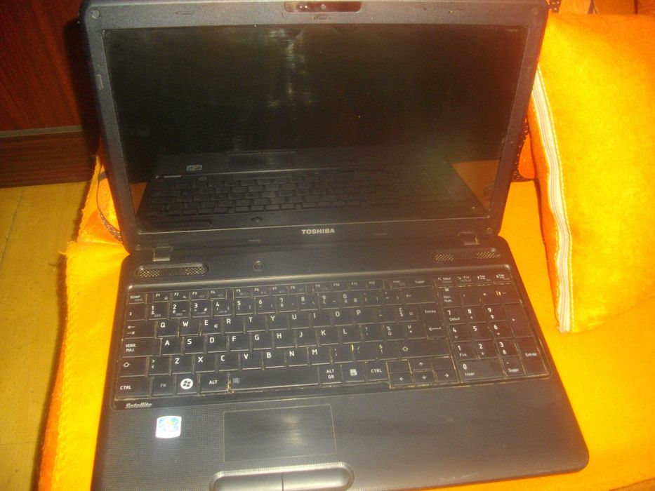 Лаптоп TOSHIBA Satellite C660D-15P-ЗА ЧАСТИ/ ЗА РЕМОНТ-Не Светва-15,6"
