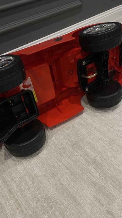 Пррдам машинку толокар новая