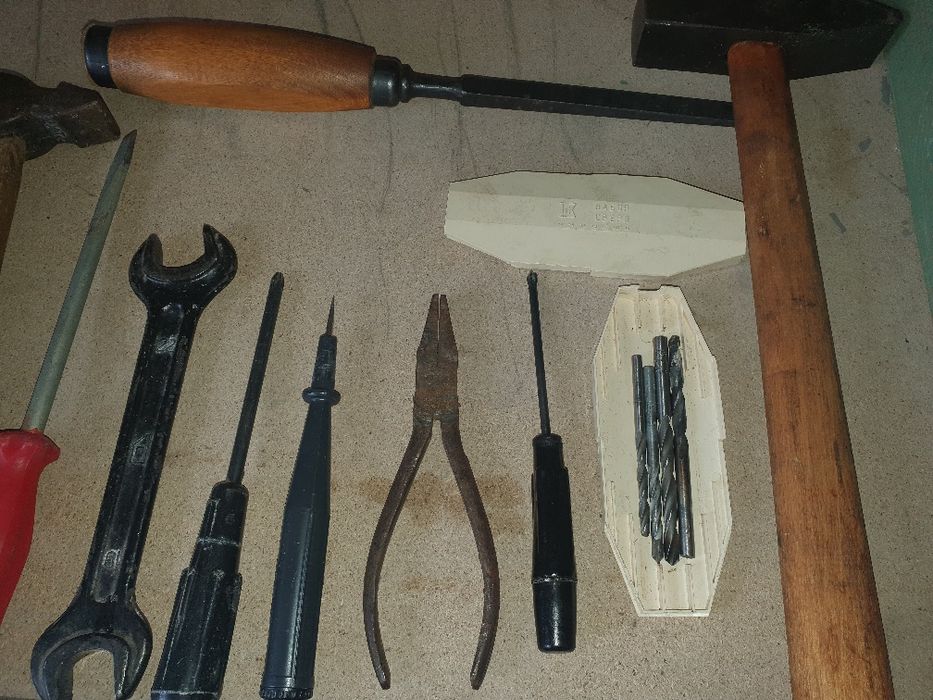 Набор советских инструментов в рабочем портфеле