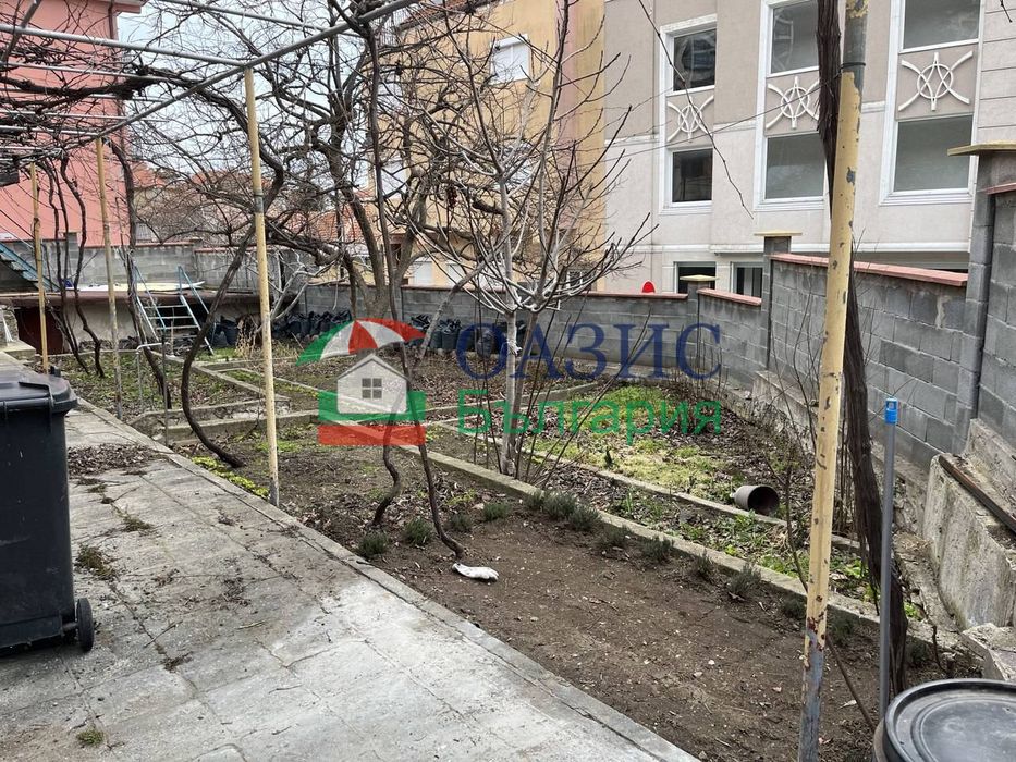 Двуетажна къща в центъра на гр. Свети Влас 245 м2, и двор 1 149 м2,