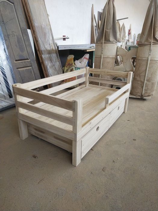 Продаётся детская кровать из цельной древесины павлонии,