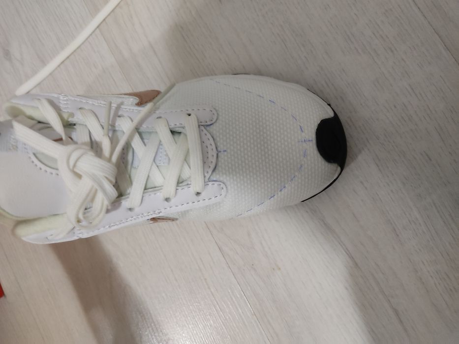 Продам кроссовки новые