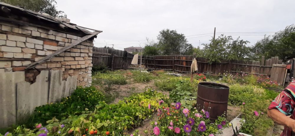 Продаётся дом с большим участком.