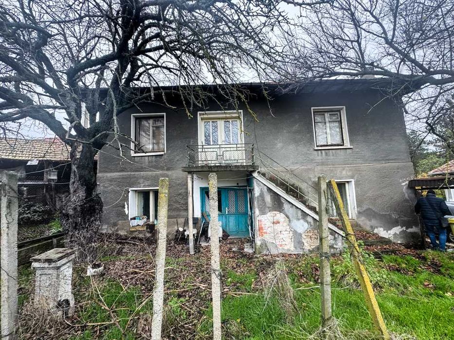 Kъща с 3 спални, гараж и стопански постройки в живописното село Червен