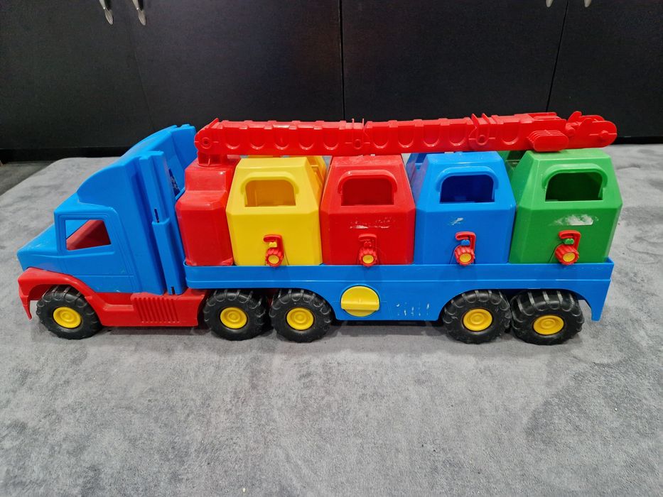 Голям камион с контейнери