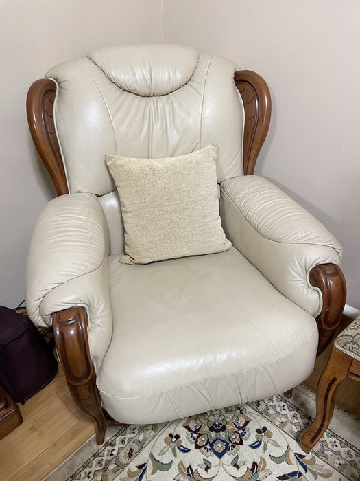 Кожаный диван и 2 кресла