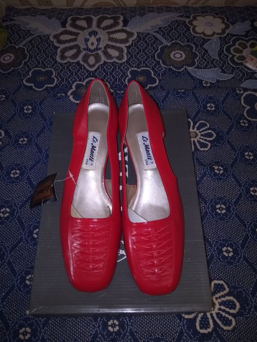 Продаю туфли красные.