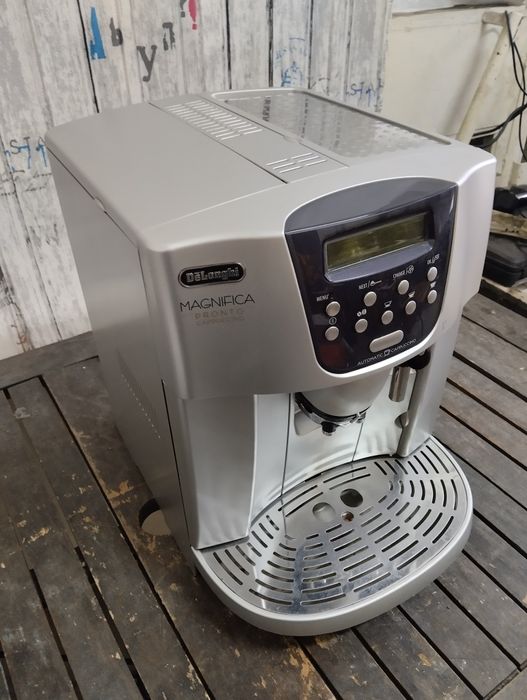 Продавам Delonghi Magnifica cappuccino