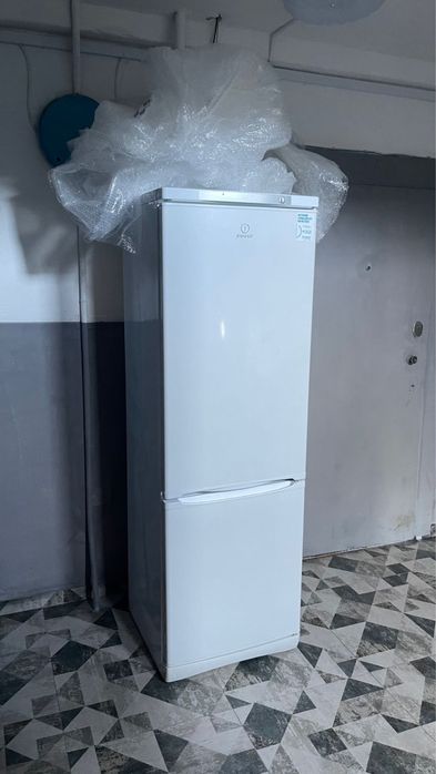 Холодильник Indesit