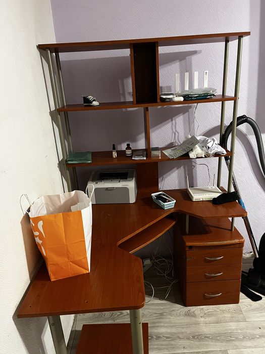 Отдам даром комп стол.Самовывоз