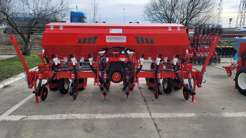 AGRIMAC - Semanatoare de porumb cu bazin 1300 l si Calculator