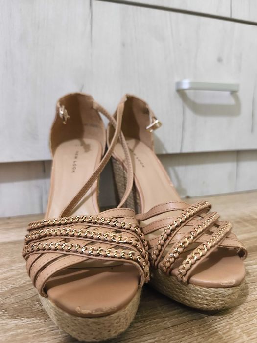 Сандали с платформа