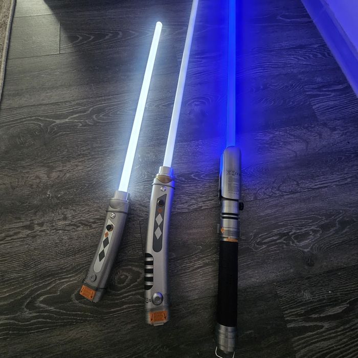 Pachet 3 Săbii Laser Star Wars (Lightsaber) – Set Ahsoka Tano + Cal Kestis (Lumi / Sunete)
