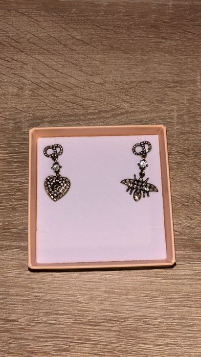 Cercei Christian Dior albinuță + inimioară ( logo ștanțat pe spate )