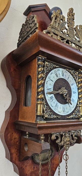 Различни стенни часовници