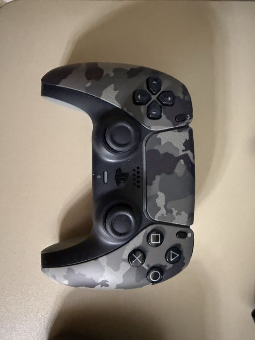 Камуфляж почти новые Продаю оригинальный DualSense для PS5