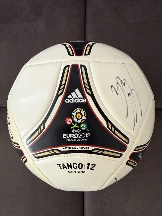 Футболна топка Adidas Tango Euro 2012 с автографи от германския национален отбор