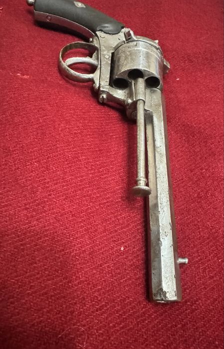 Оригинален стар револвер