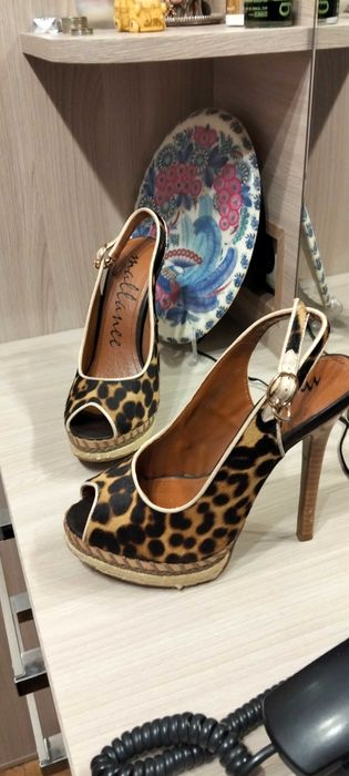 Продам босоножки за 3000