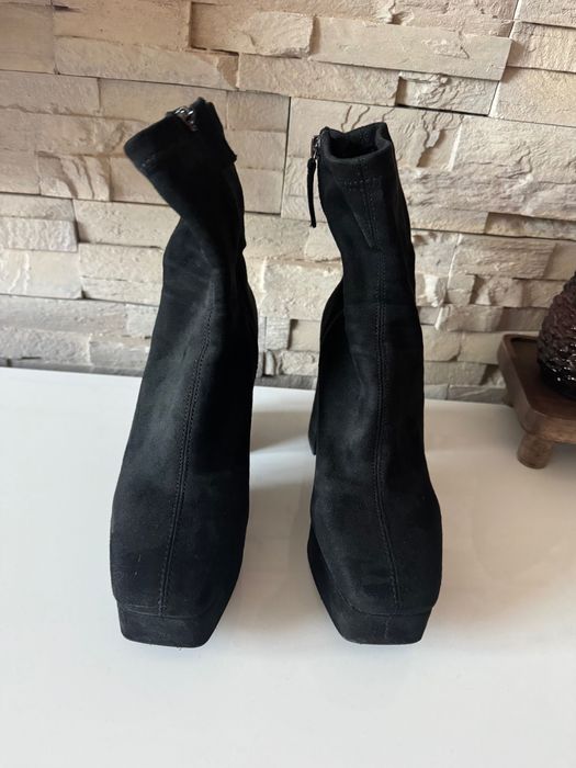 Боти на висок ток