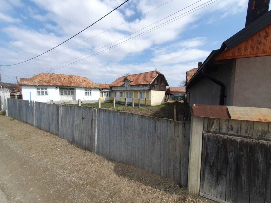 Casă + teren de vânzare in comuna Casin Zona Centrala