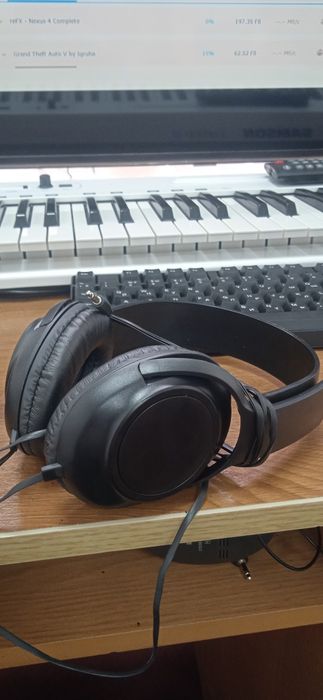 Наушник 2  JVC HA-G101