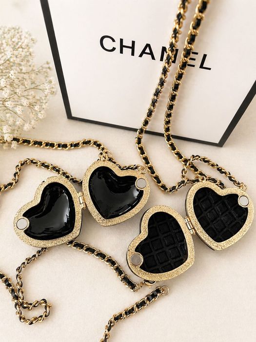 CHANEL аксесоар чантичка