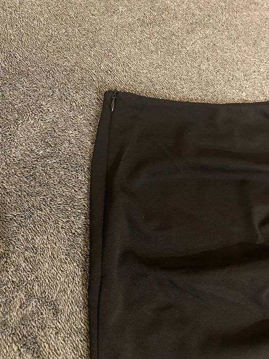 Черна пола с много малка цепка