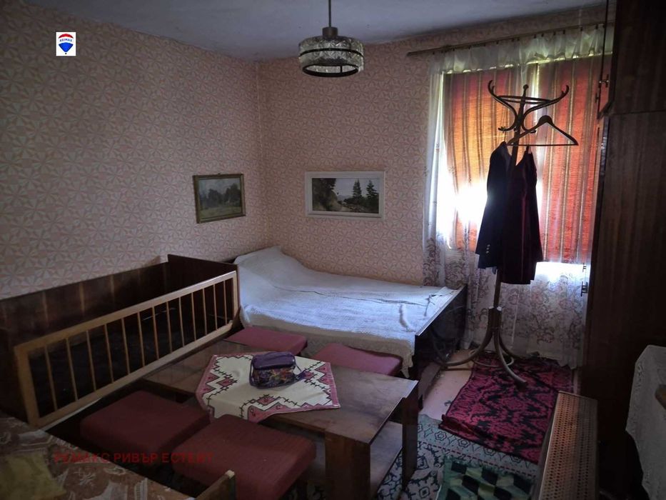 Селска къща с голям двор за продажба с. Бръшлен